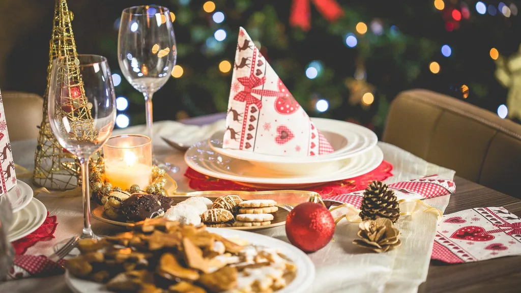 weihnachtlich gedeckter Tisch